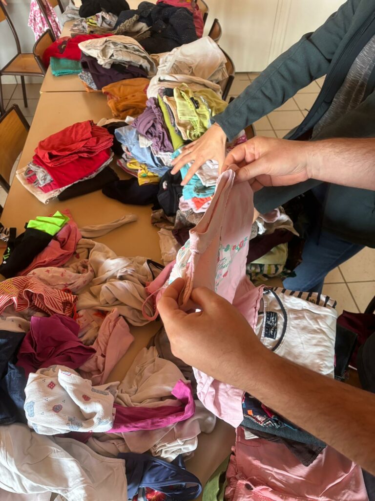 Pile de vêtements pique-nique annuel EFA63, septembre 2025